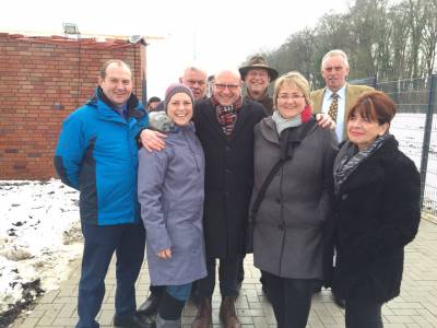 Einweihung des Kunstrasenplatzes in Amelsbren am 31.01.2015 unter anderem mit Ratsherr Hans Neumann